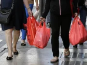 Мешки для покупок, продаваемые в магазинах Калифорнии, на самом деле не подлежат переработке, заявляет Бонта